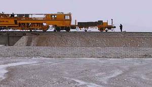 大型机械在风雪中养护青藏铁路